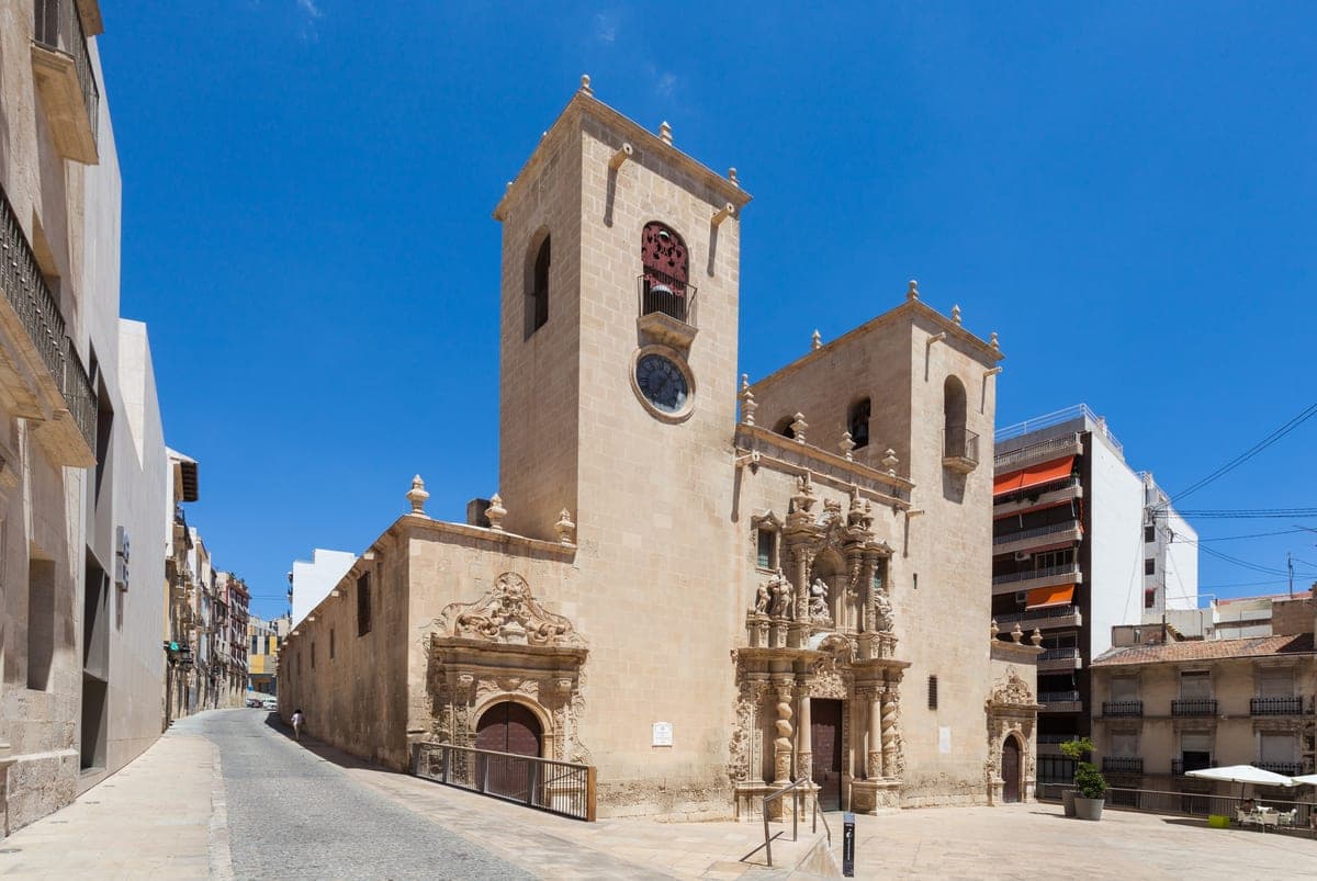 Fațada barocă și turnurile Bazilicii Santa María din Alicante.