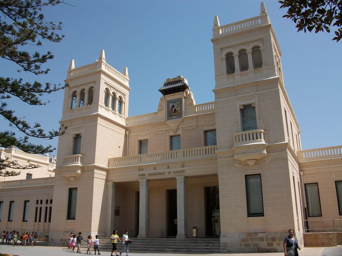 Fațada Muzeului Arheologic din Alicante (MARQ), cu cele două turnuri.