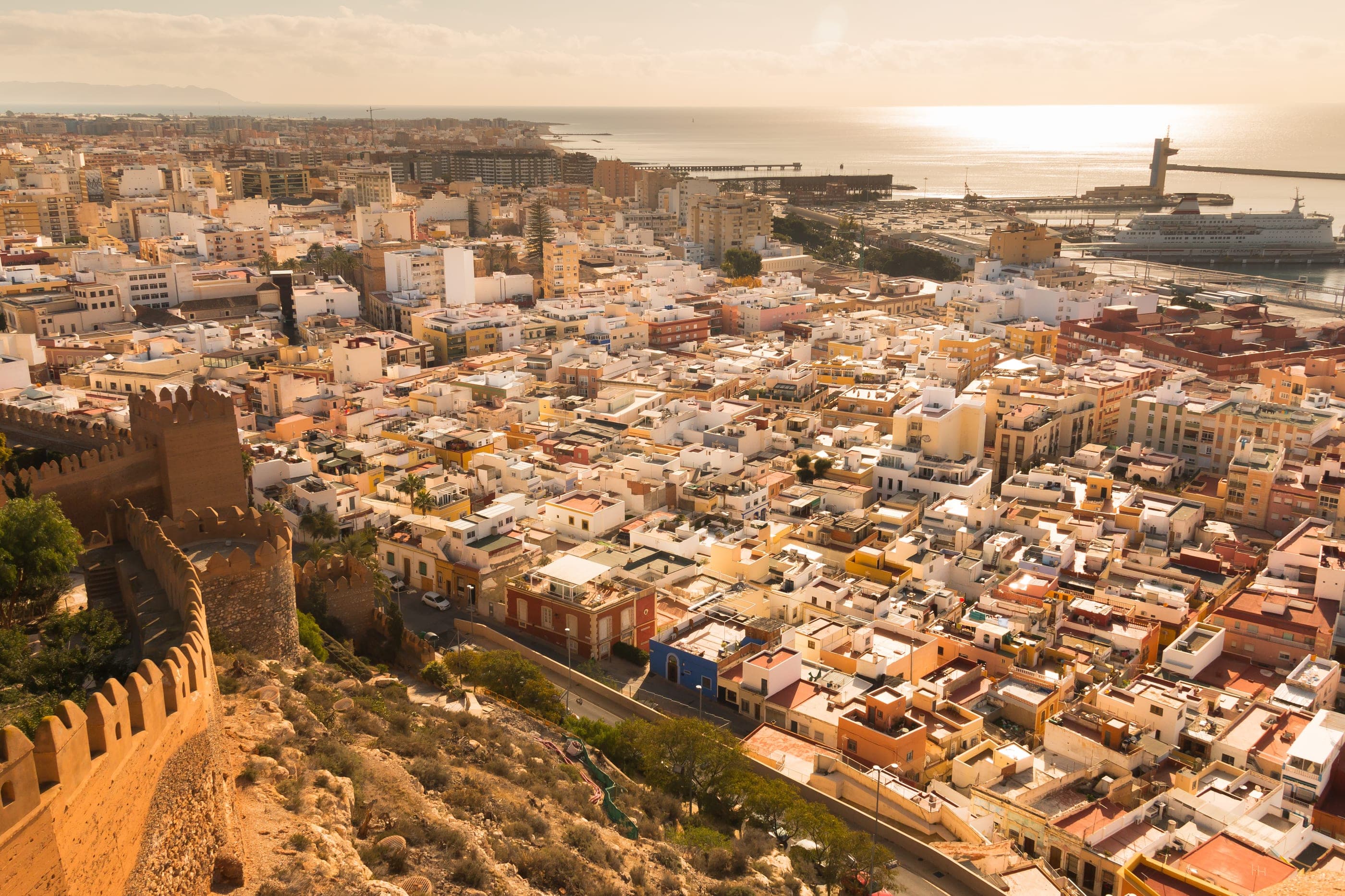 Almería văzută de pe zidurile Alcazabei, cu acoperișurile orașului vechi și portul.