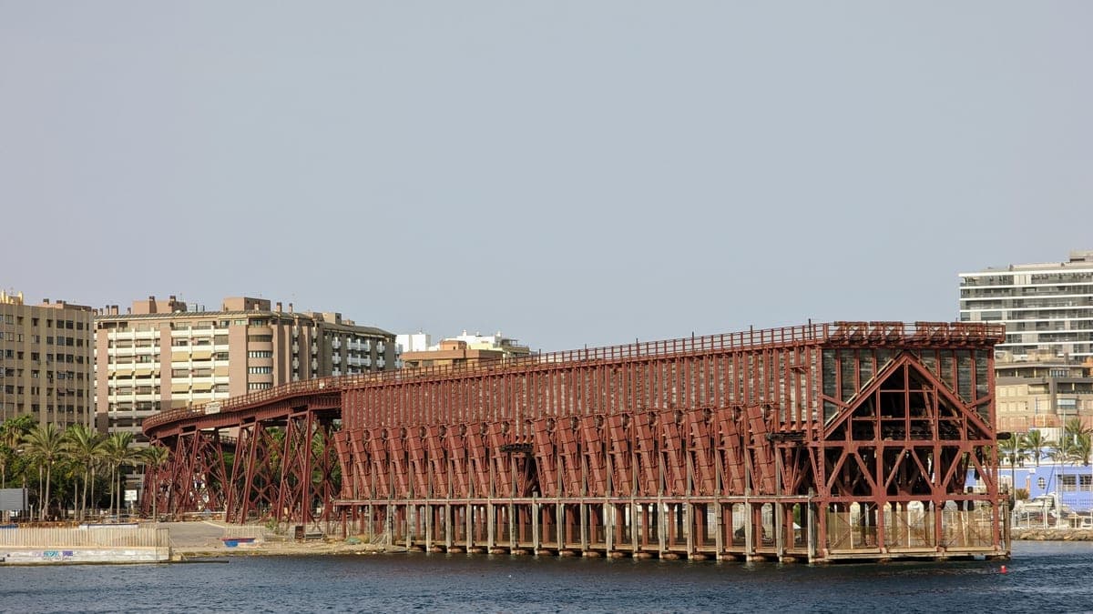 Structura de fier a cheiului Cable Inglés, văzută dinspre mare.