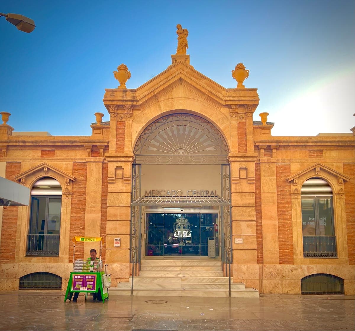 Fațada principală a halei Mercado Central din Almería.