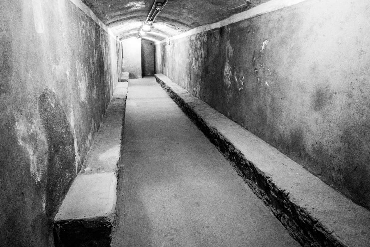 Galerie din refugiile subterane ale Almeríei, cu bănci de-a lungul pereților.