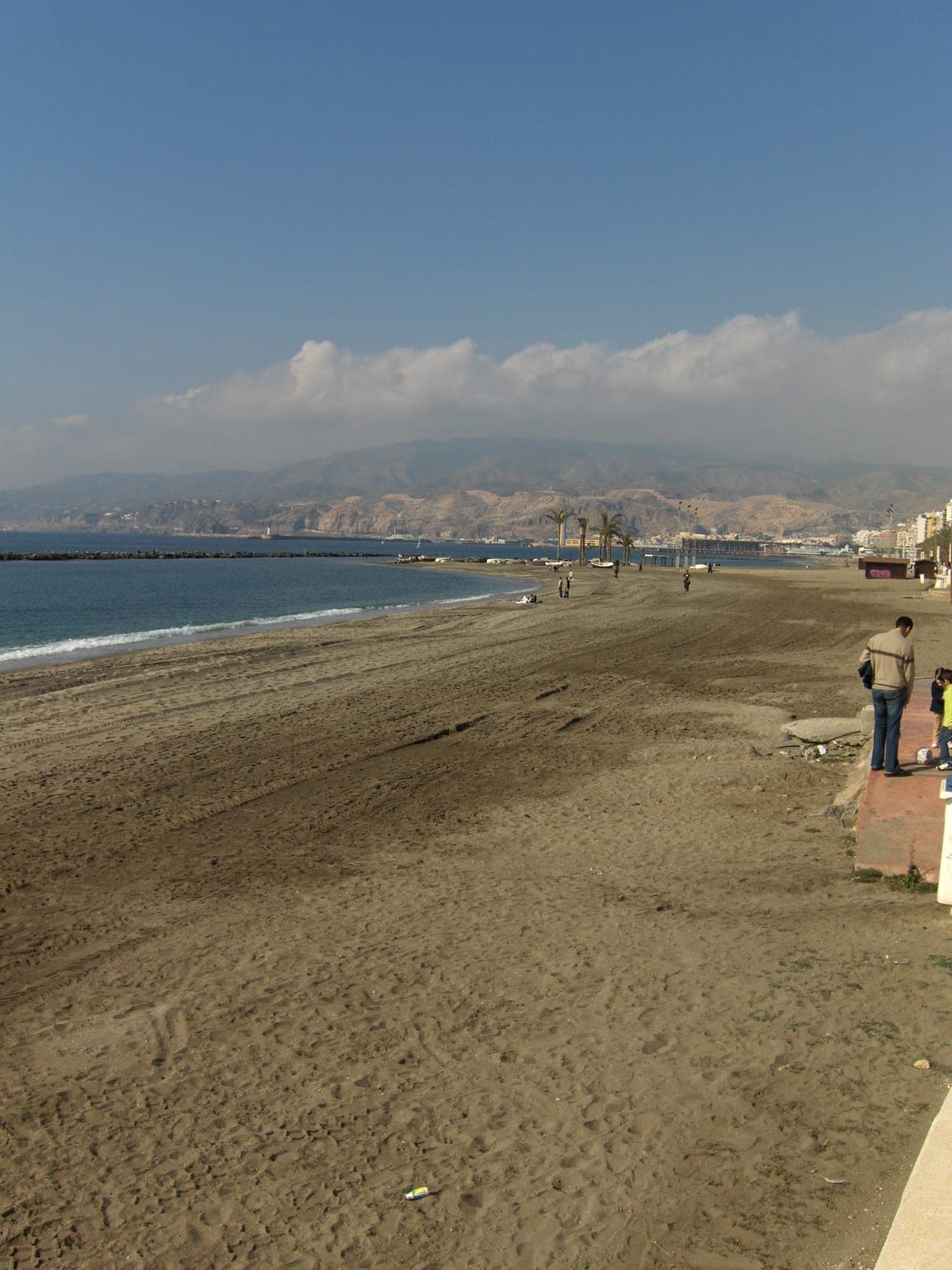 Plaja El Zapillo din Almería, cu promenada și munții din zare.