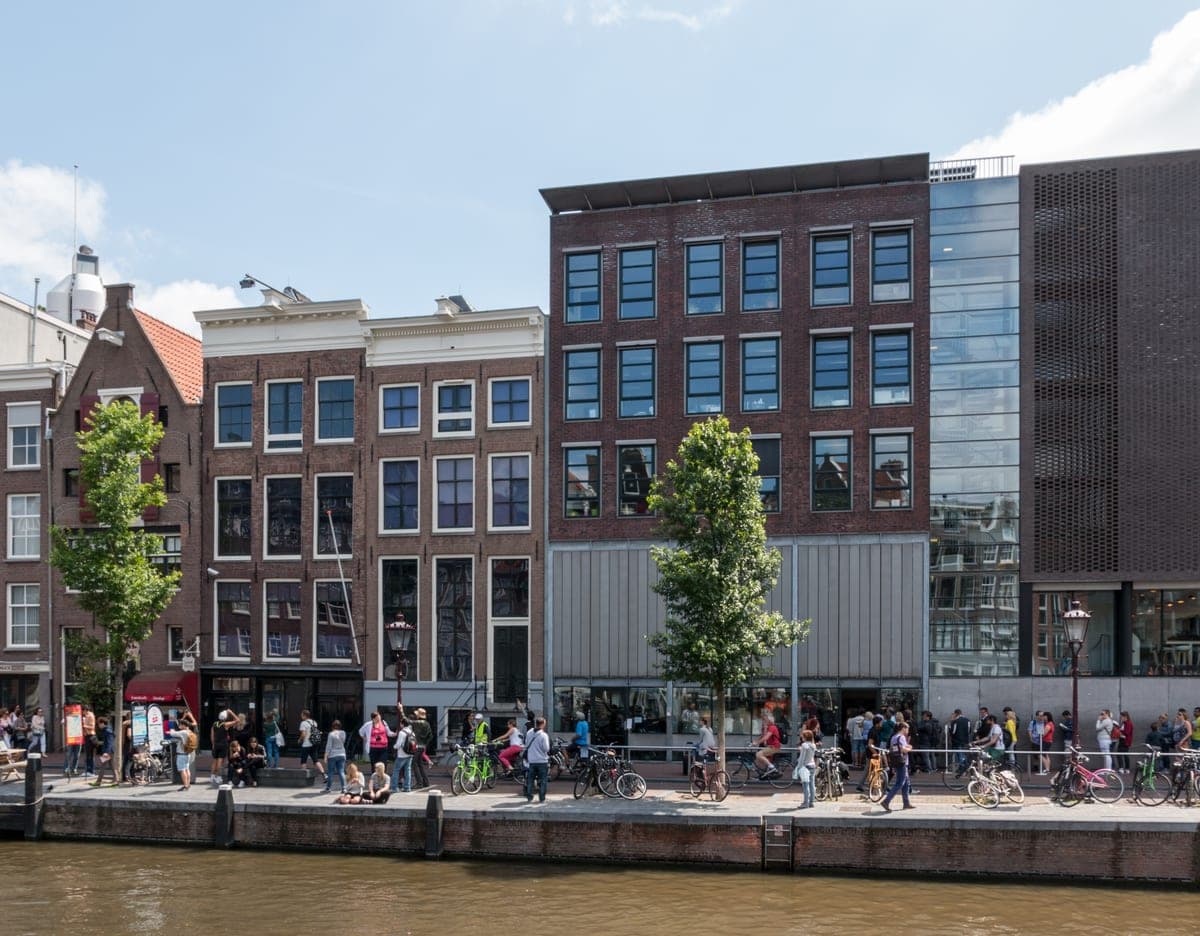 Casa Anne Frank, cu fațada neagră la parter, pe canalul Prinsengracht.