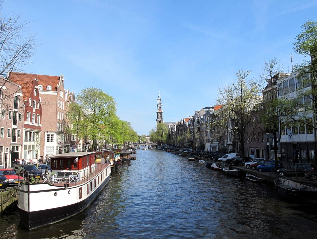 Canalul Prinsengracht, cu turnul bisericii Westerkerk în depărtare.