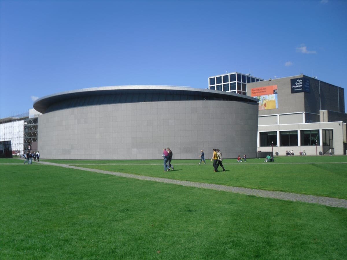 Aripa rotundă de expoziții a Van Gogh Museum, văzută din Museumplein.