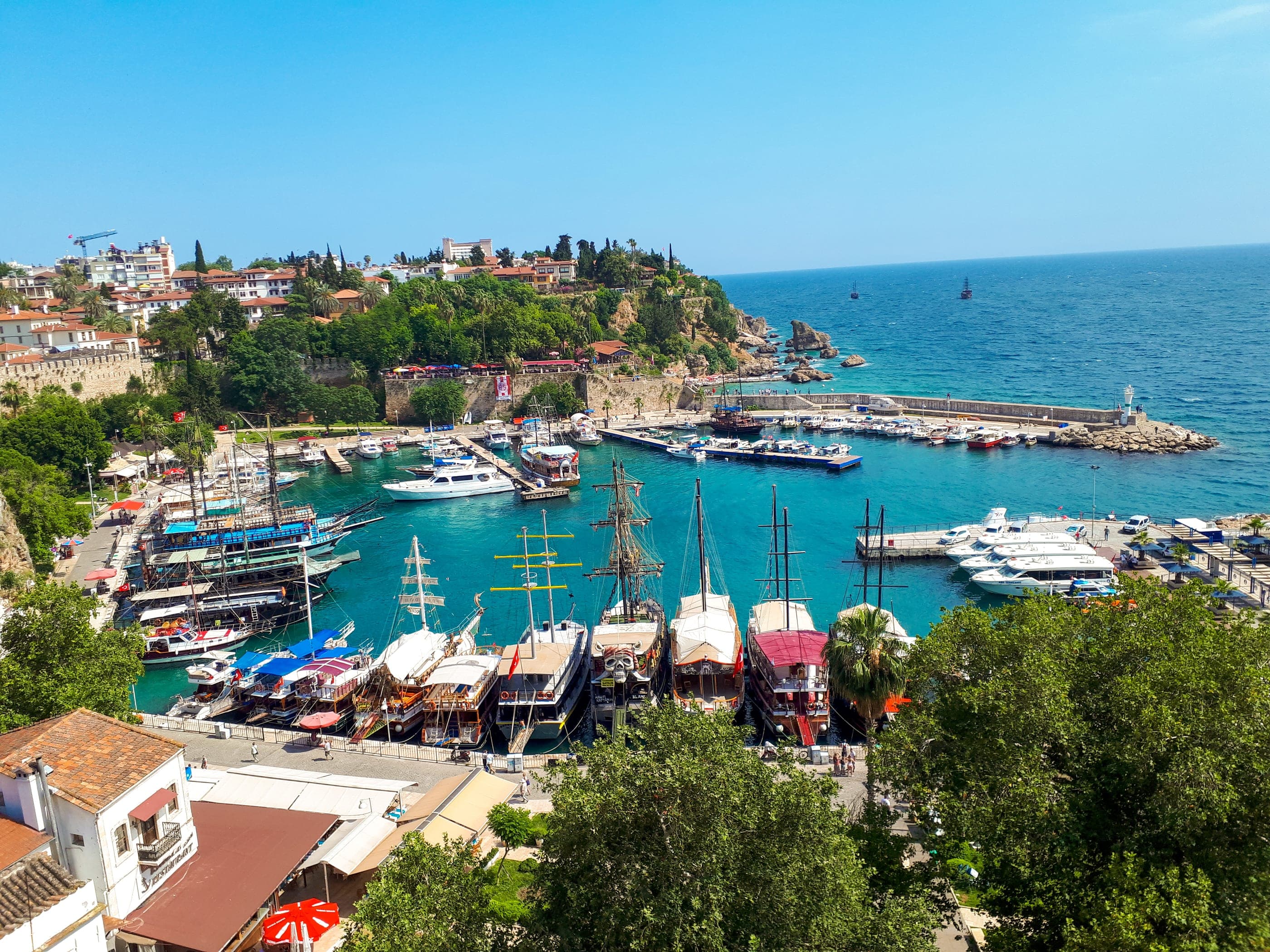 Portul vechi al Antalyei, sub falezele orașului Kaleiçi.