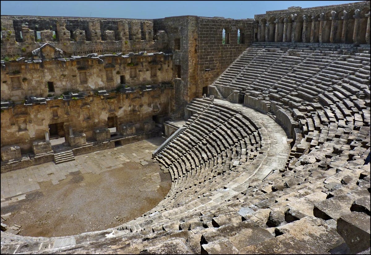 Interiorul teatrului roman de la Aspendos, cu gradenele păstrate.
