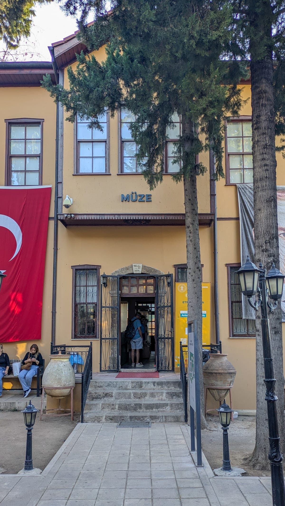 Intrarea Muzeului Etnografic din Antalya, într-o casă galbenă din Kaleiçi.