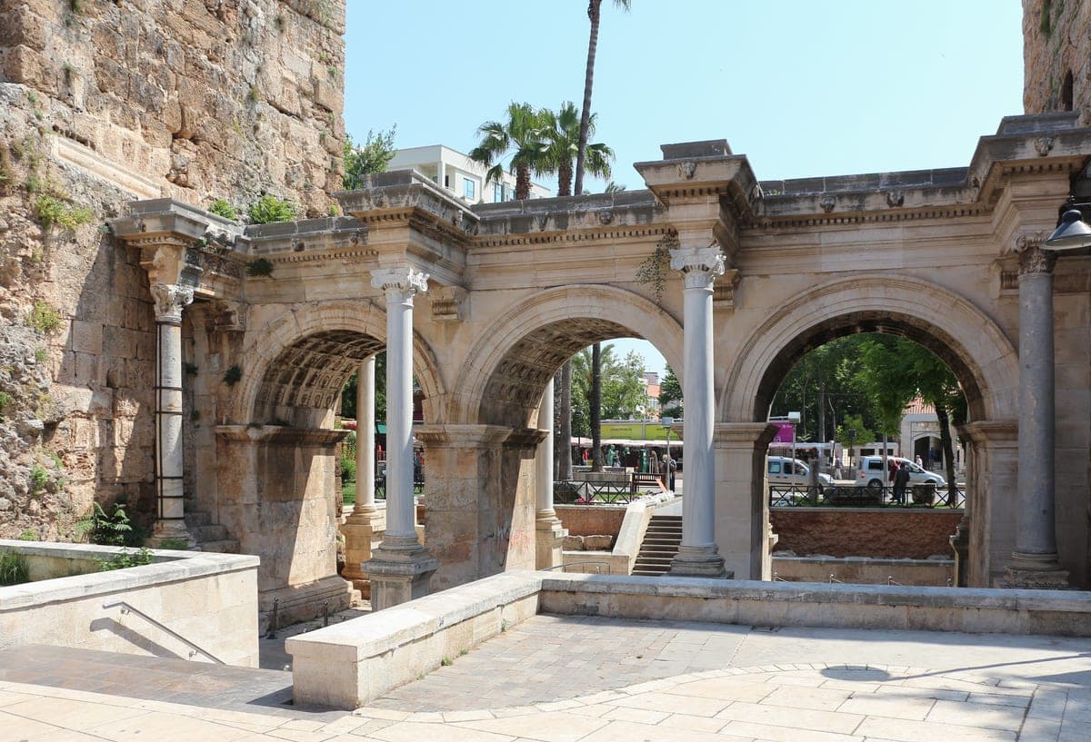 Poarta lui Hadrian, cu cele trei arcade și coloanele ei de marmură.