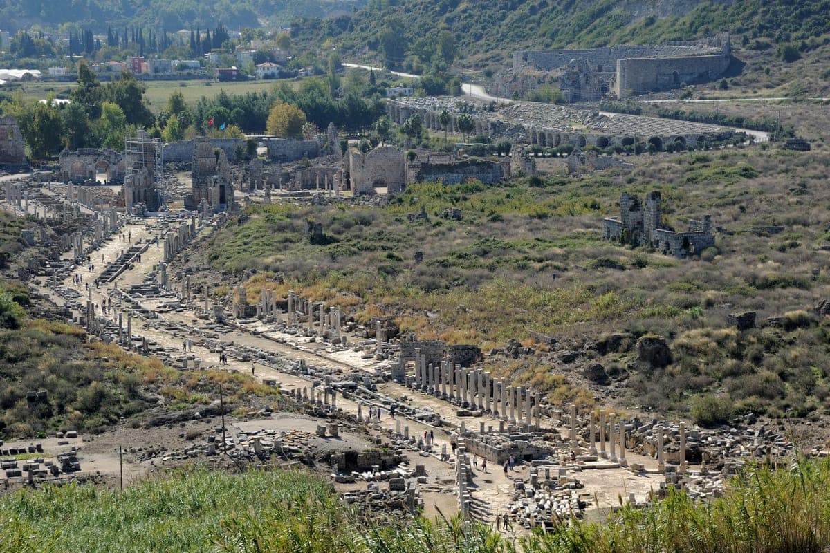 Orașul antic Perge văzut de sus, cu strada cu colonade.