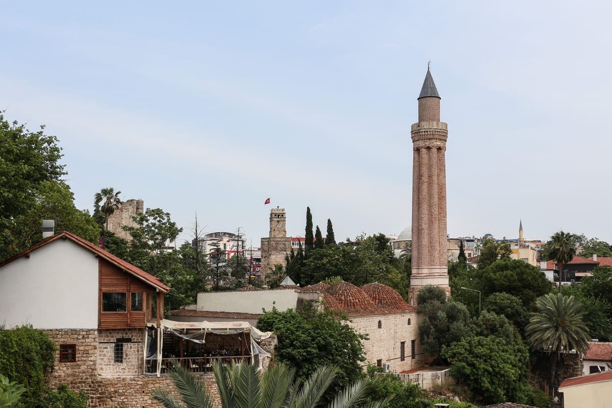Minaretul canelat Yivli Minare, văzut peste acoperișurile din Kaleiçi.