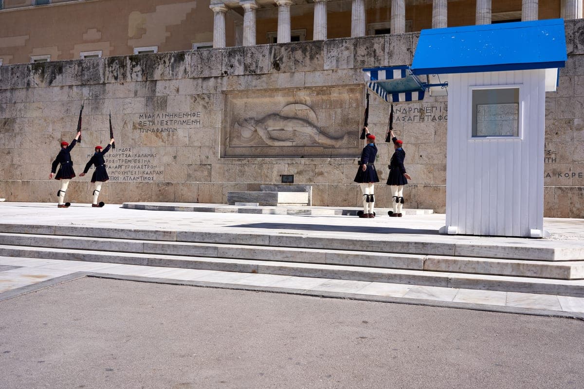 Evzoni din Garda Prezidențială la Mormântul Soldatului Necunoscut din Piața Syntagma.