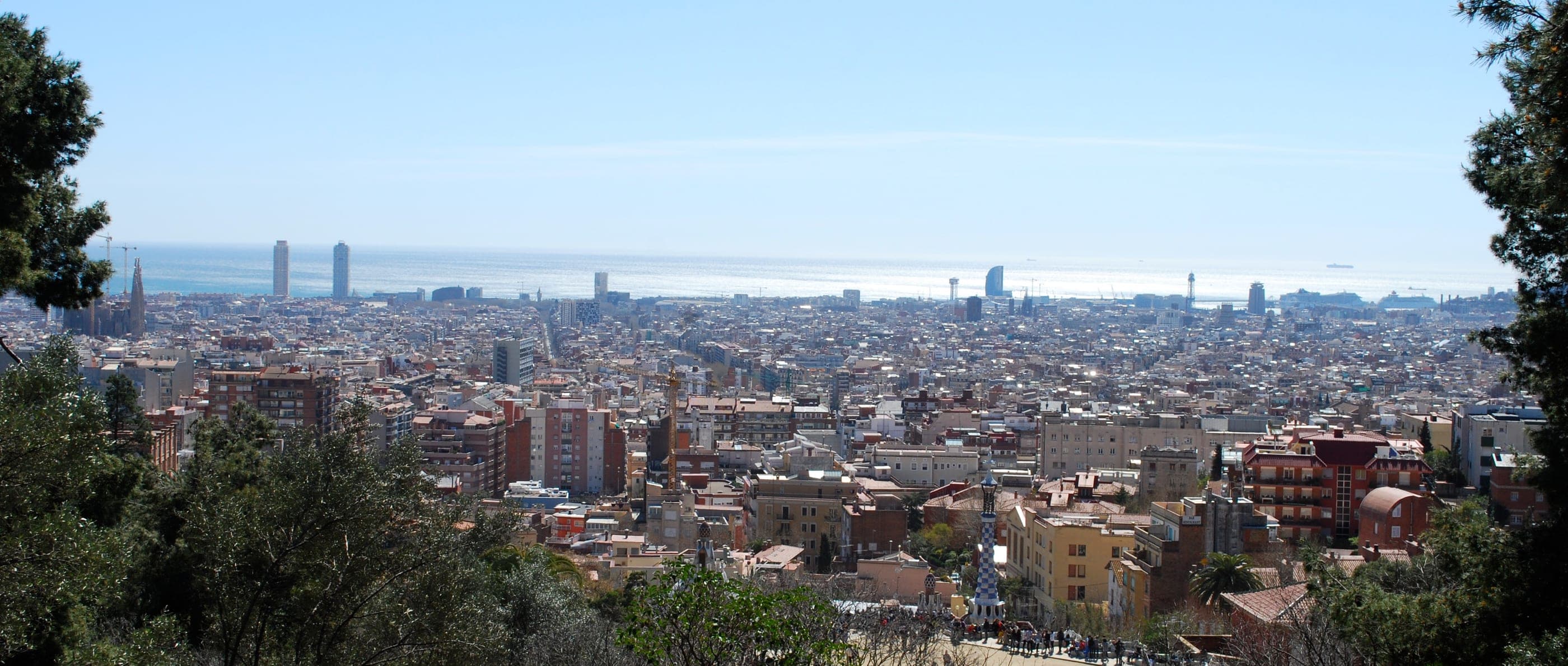 Barcelona văzută de sus, din drumul de deasupra Park Güell, până la mare.