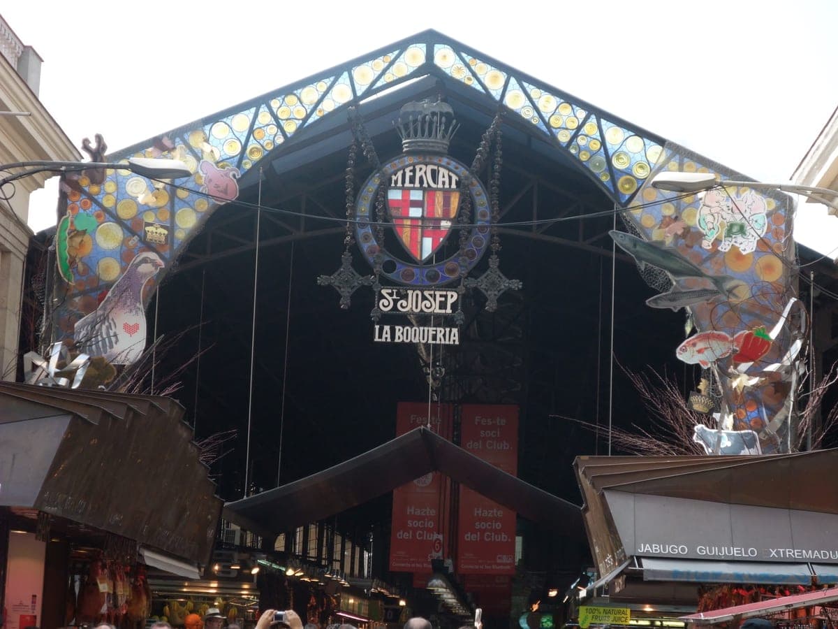 Intrarea în piața La Boqueria, dinspre La Rambla.