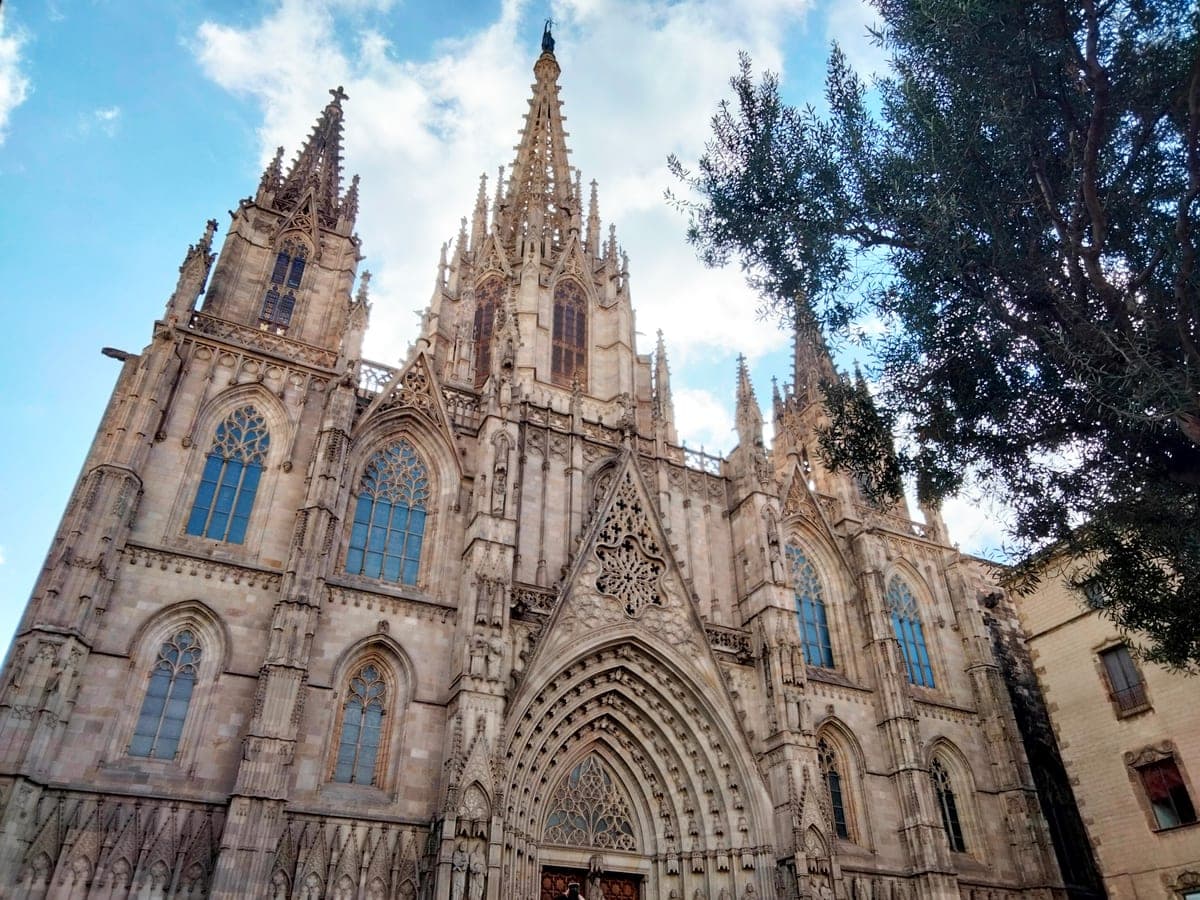 Fațada gotică a Catedralei din Barcelona, dinspre Pla de la Seu.