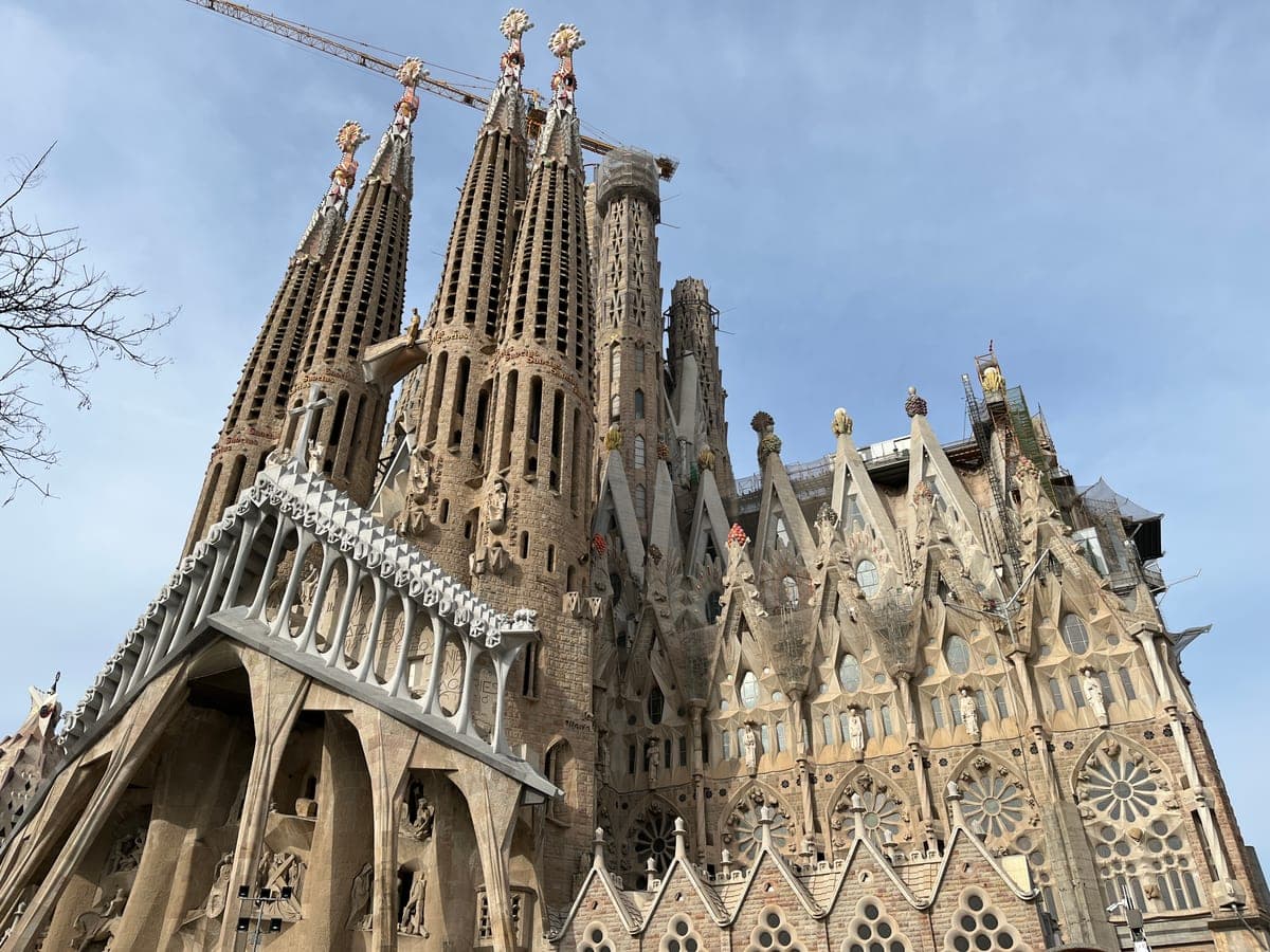 Turnurile Sagrada Família deasupra fațadei Patimilor.