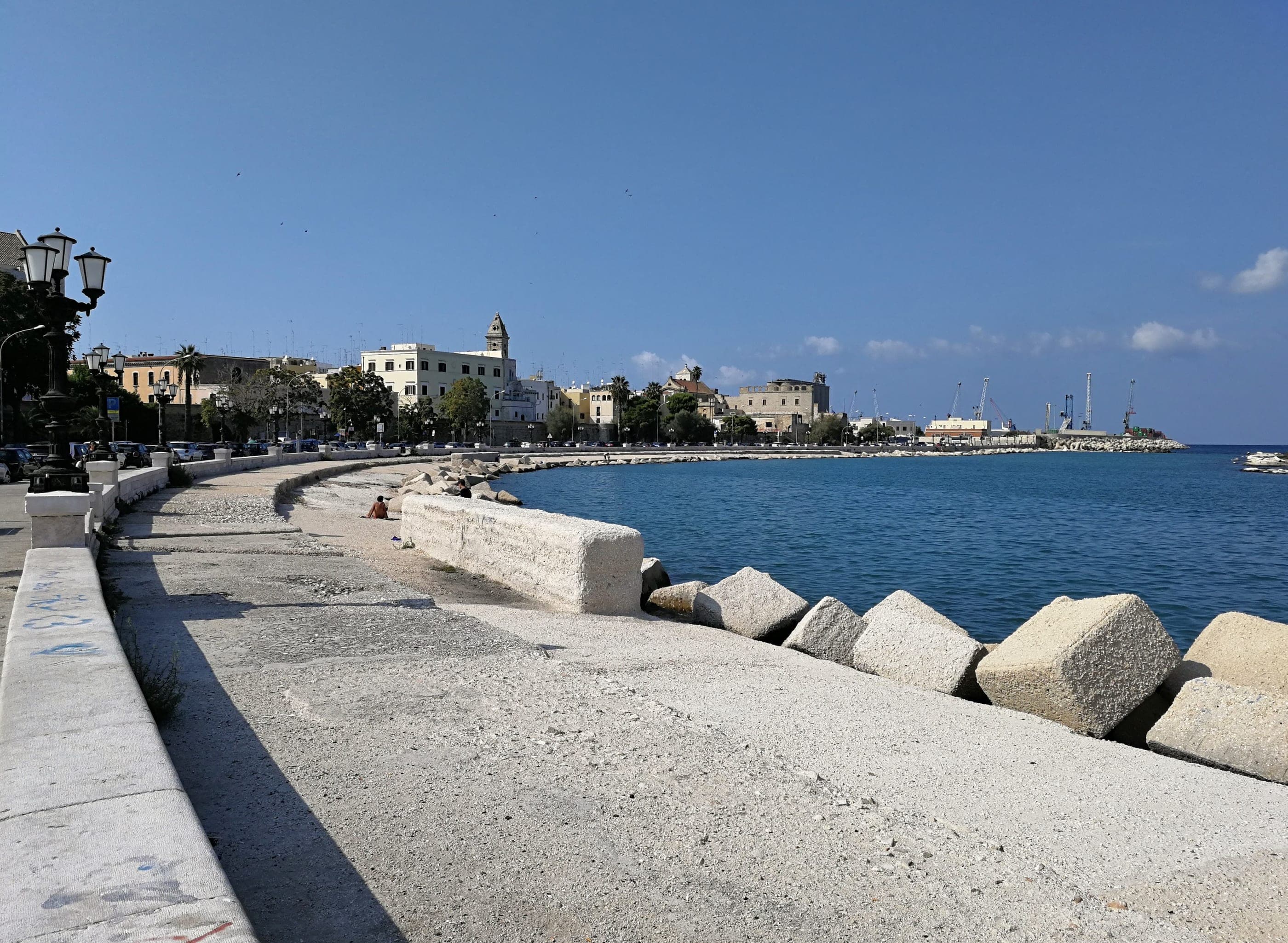 Bari văzut de pe faleză, cu marea în faţă.