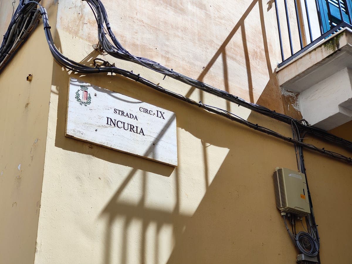 Străduţă îngustă din oraşul vechi al Bari.