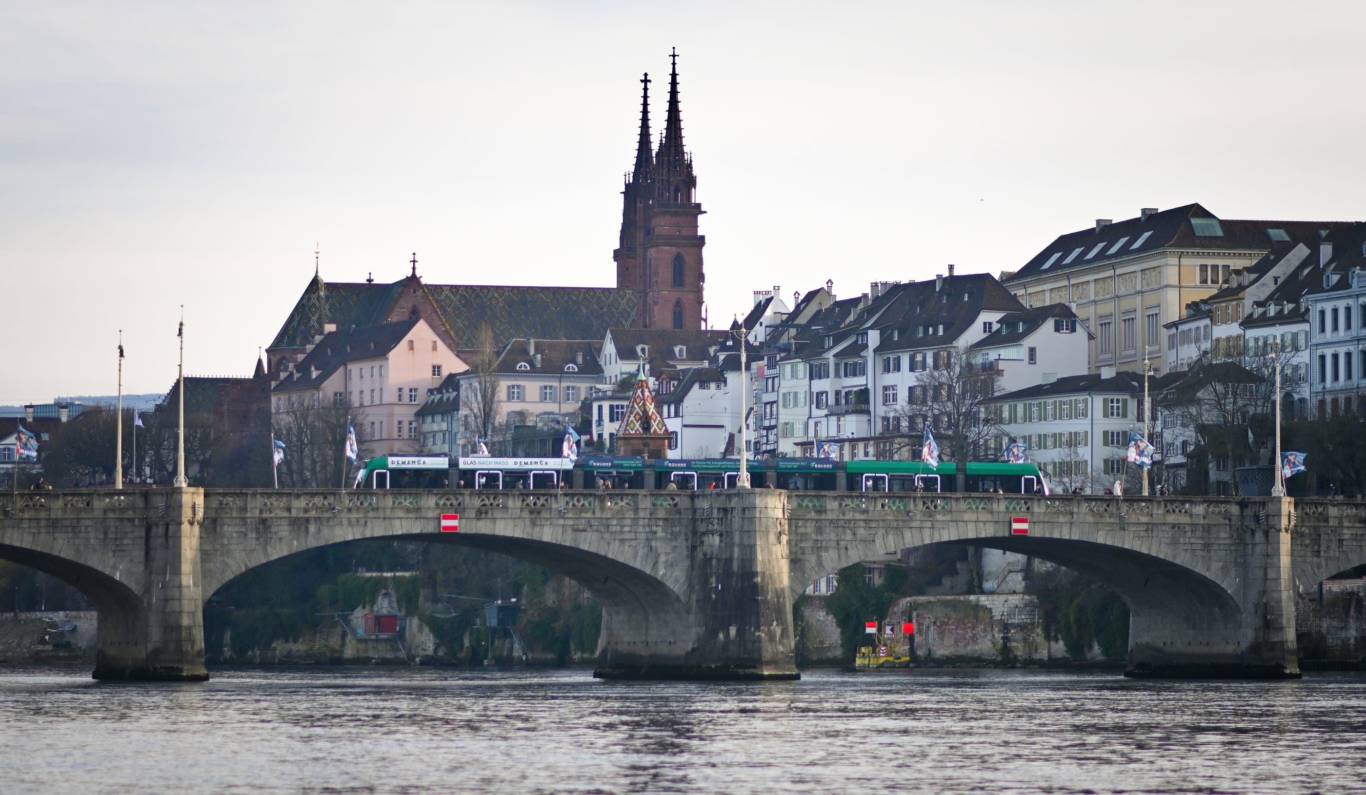 Podul Mittlere Brücke peste Rin, cu turnurile catedralei Münster în spate.