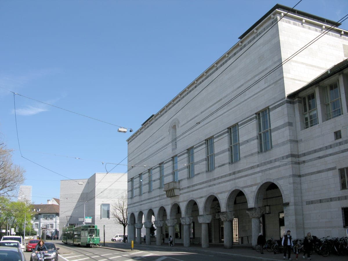 Clădirea principală a Kunstmuseum Basel, cu arcadele de la stradă.