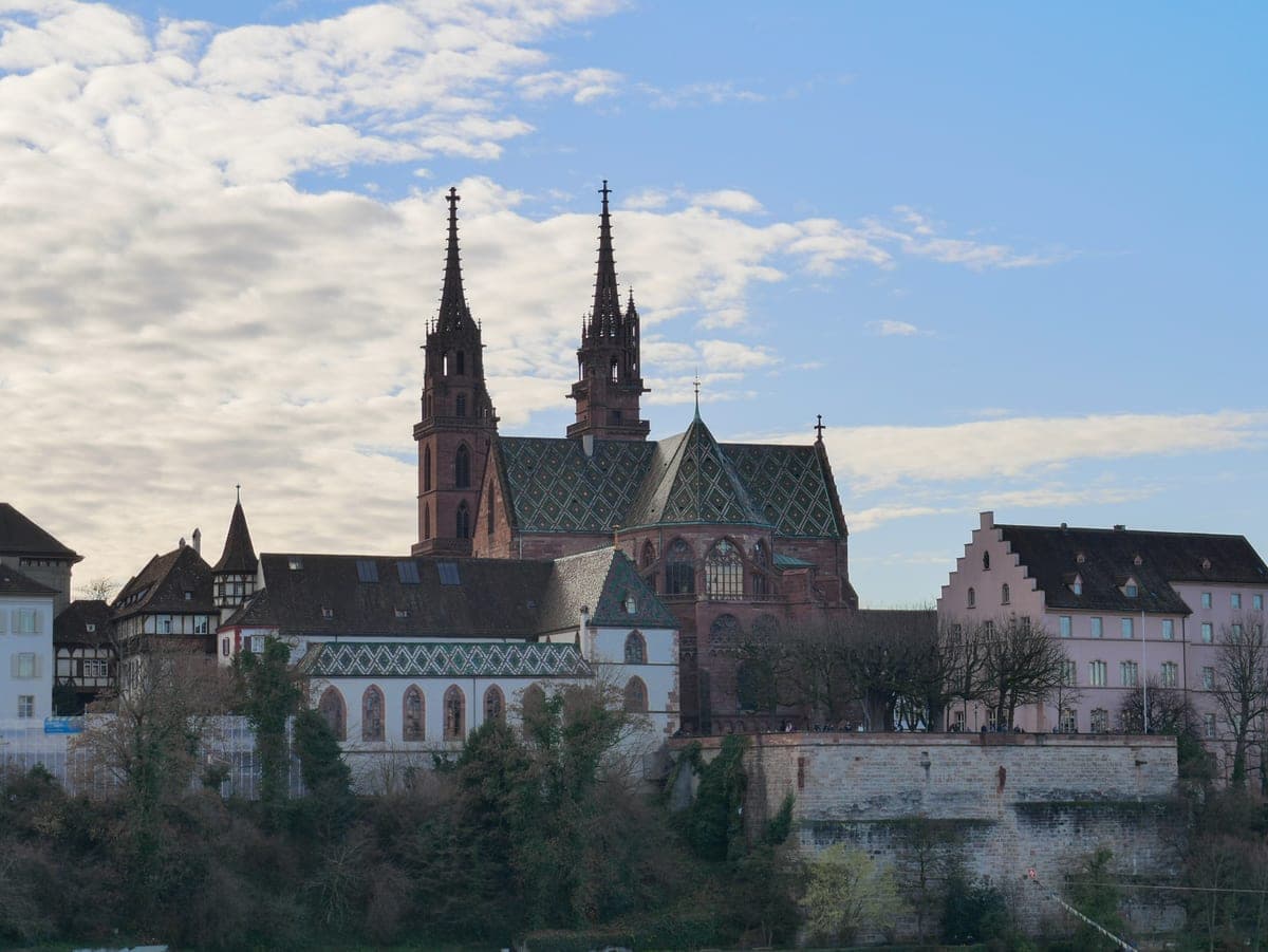 Catedrala Münster din Basel, cu cele două turnuri, văzută de pe Rin.