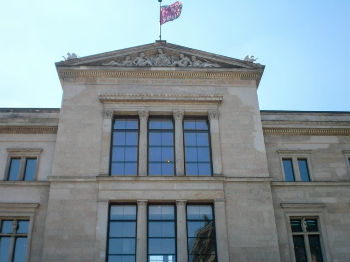 Fațada de est a clădirii Neues Museum de pe Insula Muzeelor.