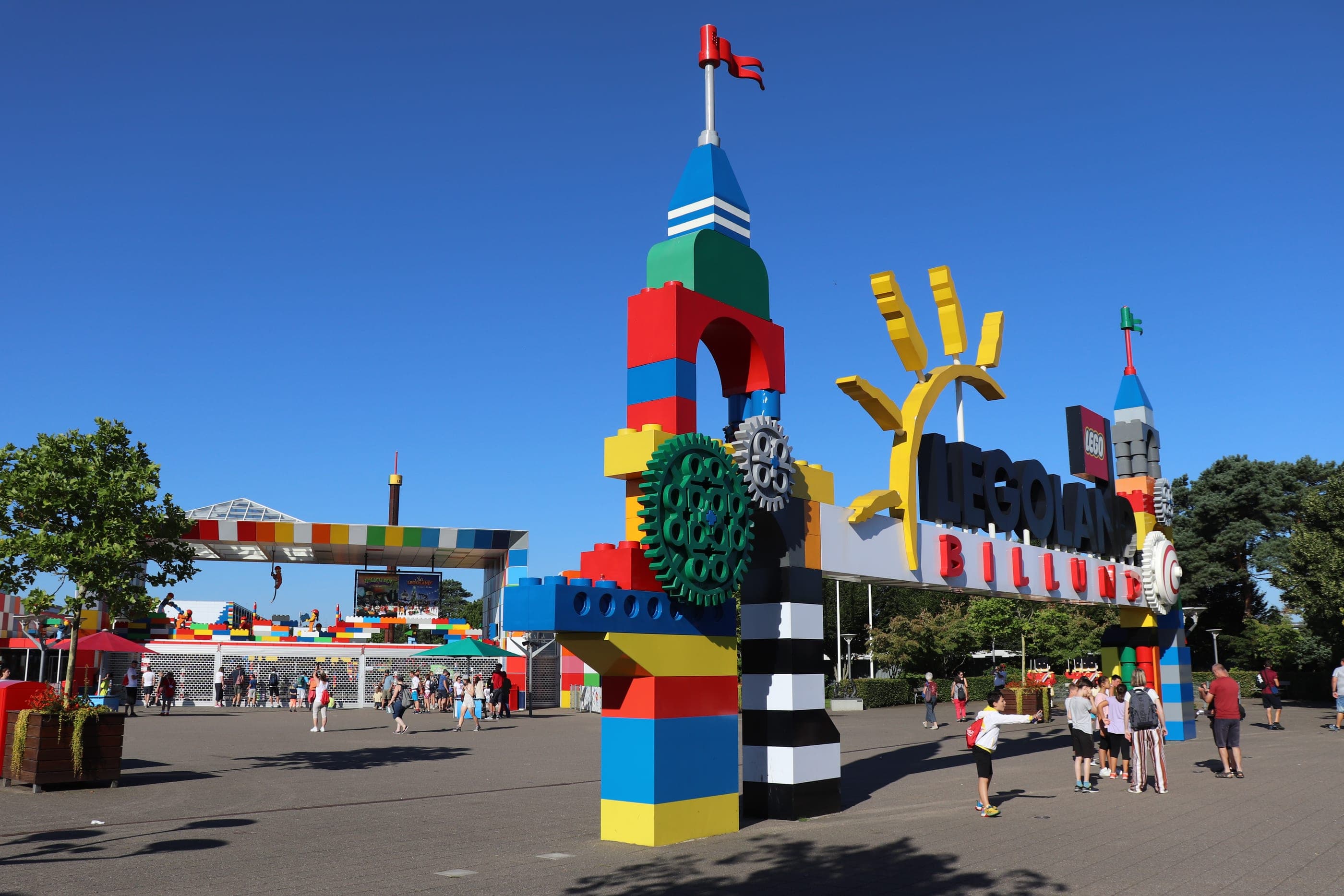 Intrarea în LEGOLAND Billund, cu arcada de cărămizi colorate.