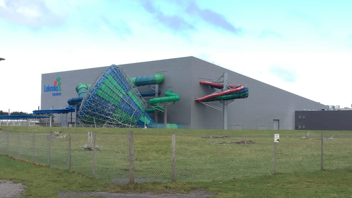 Hala Aquadome de la Lalandia Billund, cu toboganele colorate pe fațadă.