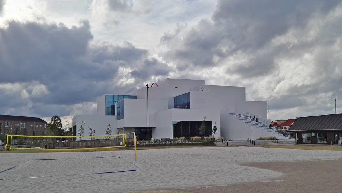 Clădirea albă a LEGO House din Billund, cu volumele suprapuse ca niște cărămizi.