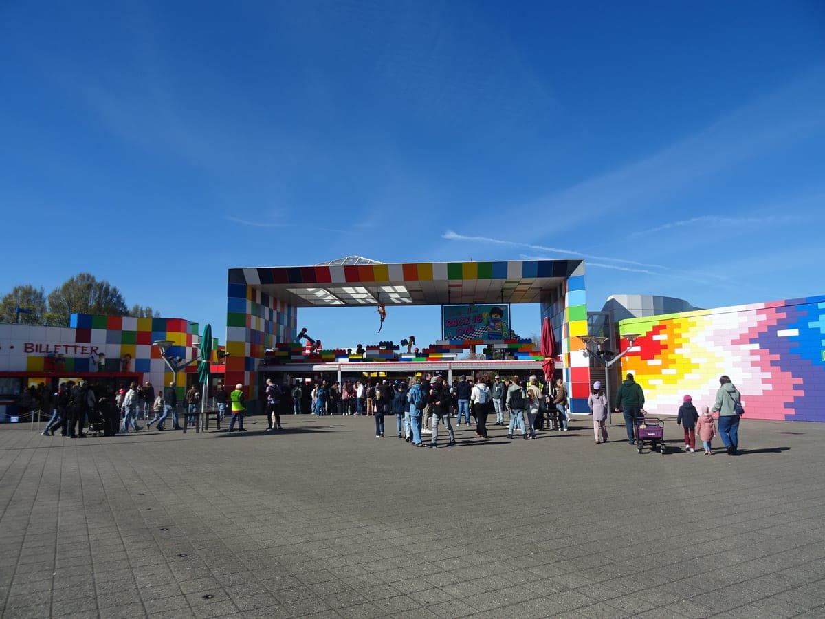 Intrarea în parcul LEGOLAND Billund, într-o zi senină.