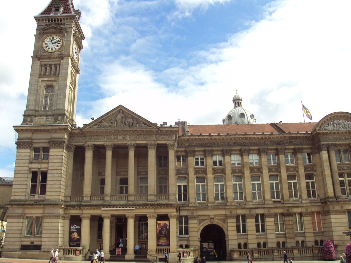 Clădirea Birmingham Museum & Art Gallery, cu turnul cu ceas Big Brum.