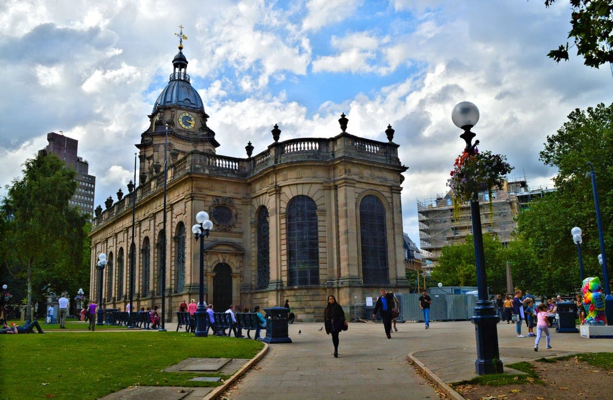 Catedrala St Philip din Birmingham, văzută din parcul din jur.