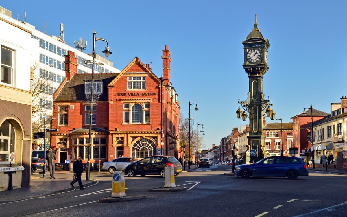 Ceasul Chamberlain și pubul Rose Villa Tavern, în Jewellery Quarter.