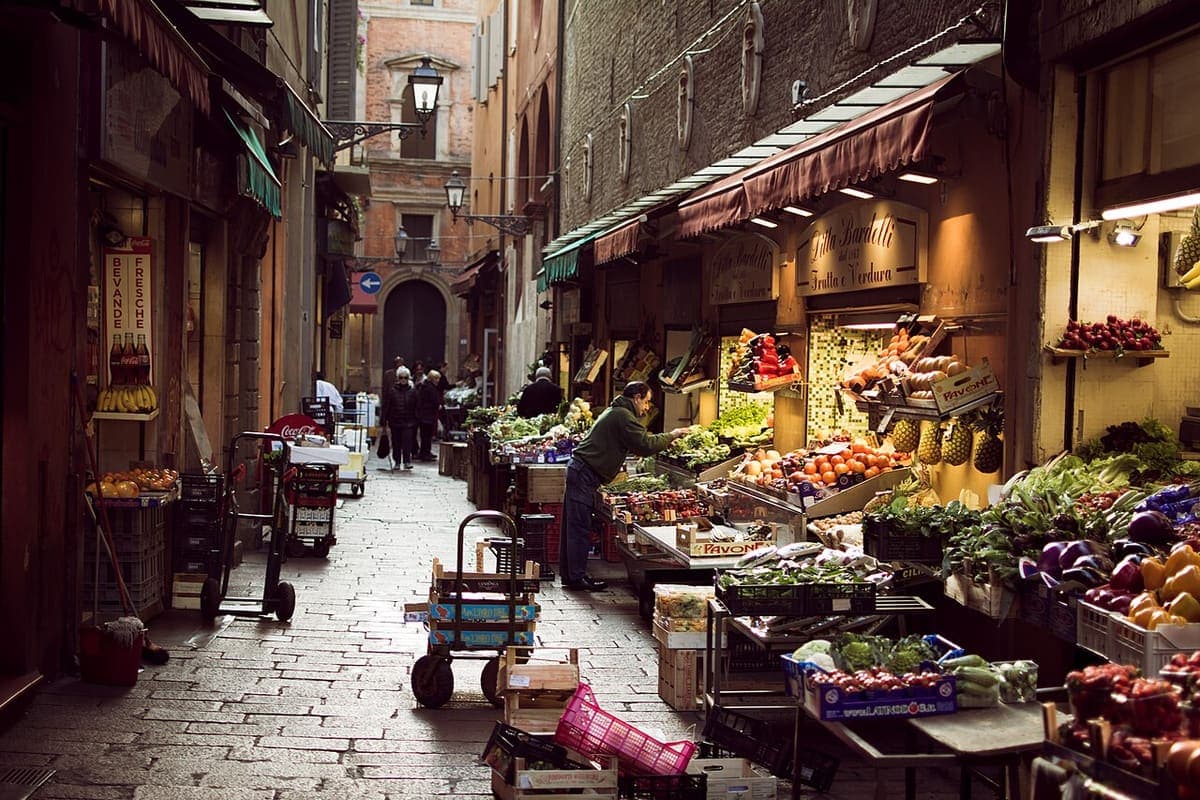 Tarabe cu fructe și legume pe Via Pescherie Vecchie, o uliță îngustă din Quadrilatero.