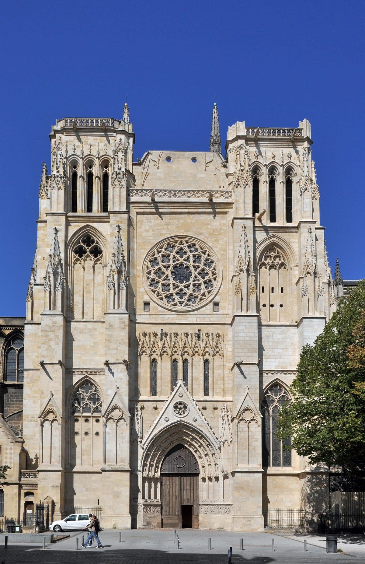 Fațada gotică de sud a catedralei Saint-André din Bordeaux.