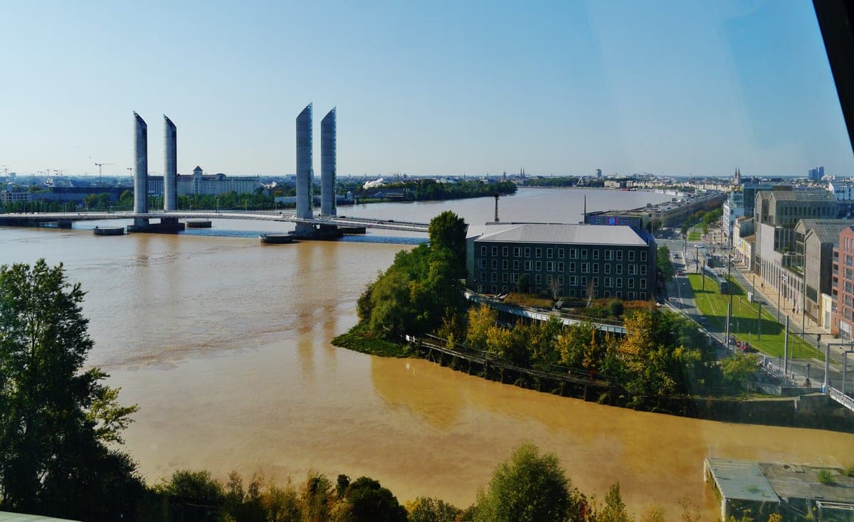 Priveliștea spre Garonne și podul Chaban-Delmas, văzută de la Cité du Vin.