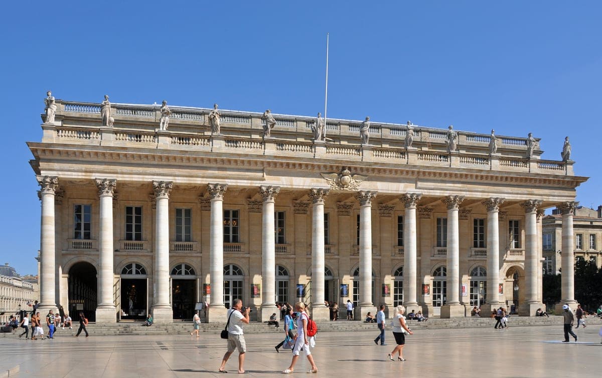 Fațada cu coloane a Marelui Teatru din Bordeaux, văzută din Place de la Comédie.