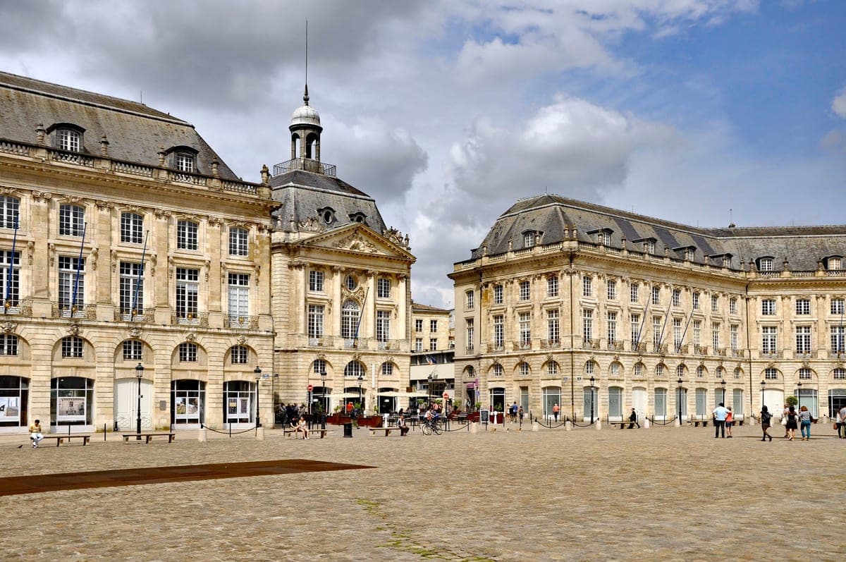 Clădirile din secolul al XVIII-lea din Place de la Bourse, în Bordeaux.