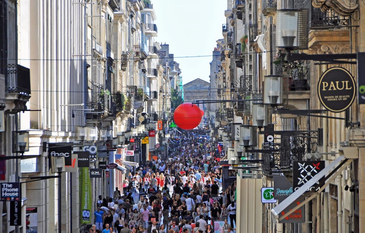 Strada pietonală Sainte-Catherine din Bordeaux, plină de lume.
