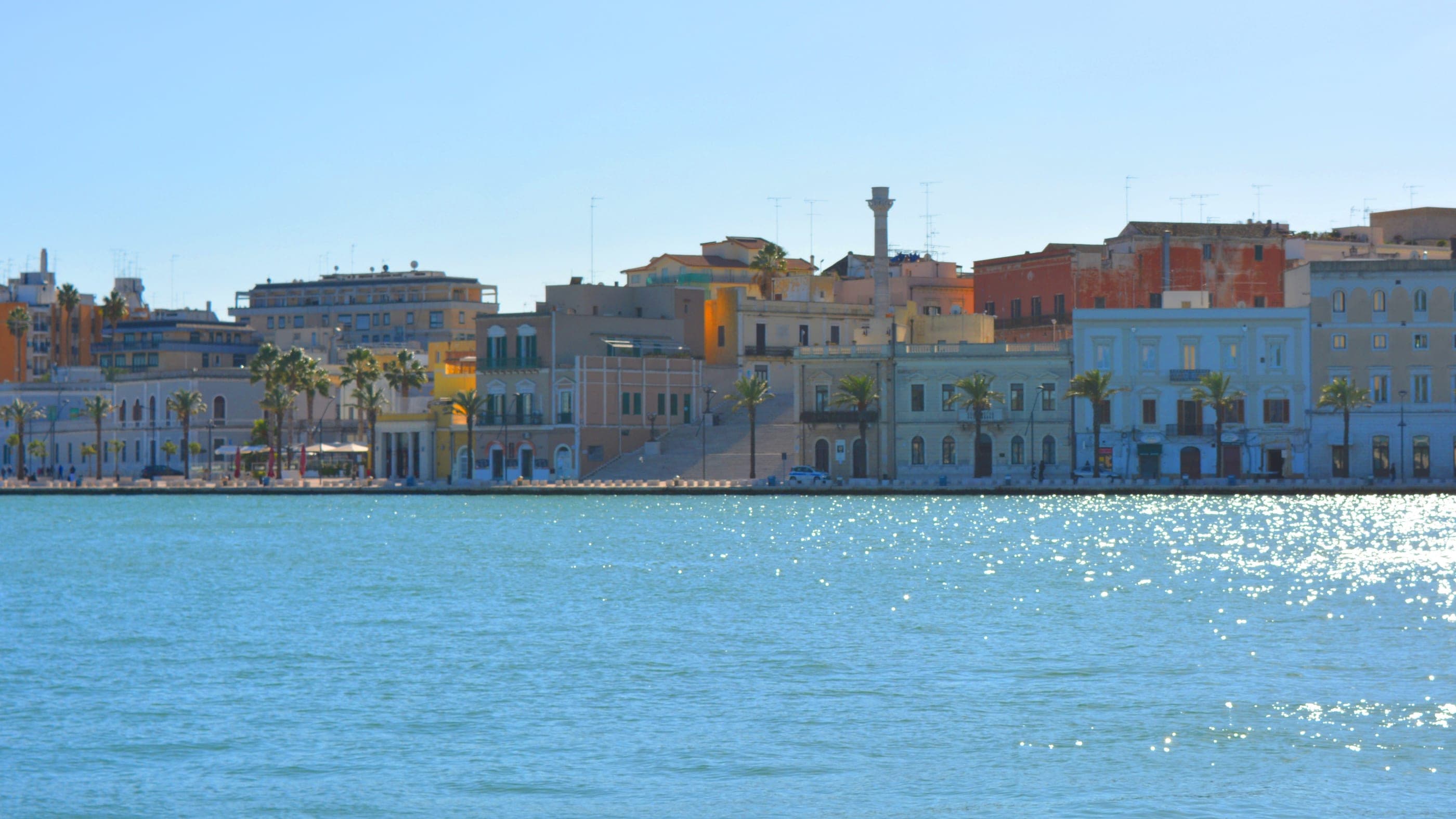 Faleza Regina Margherita din Brindisi, văzută de pe apă.