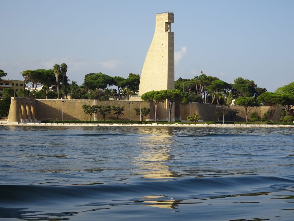 Monumentul Marinarului din Brindisi, văzut de pe apă.