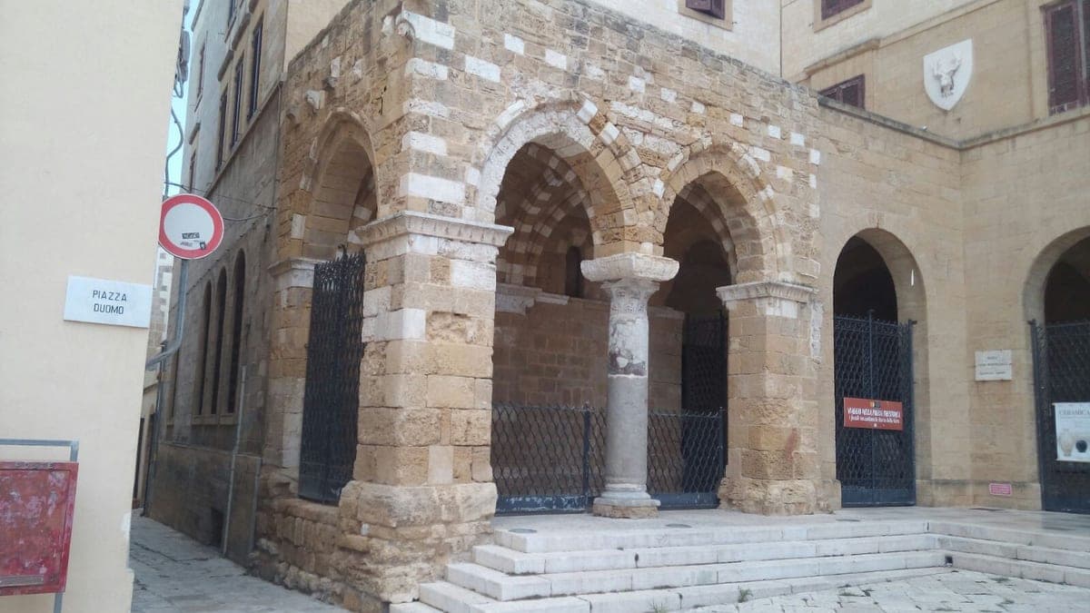 Portico dei Templari din Piazza Duomo, la intrarea în muzeu.