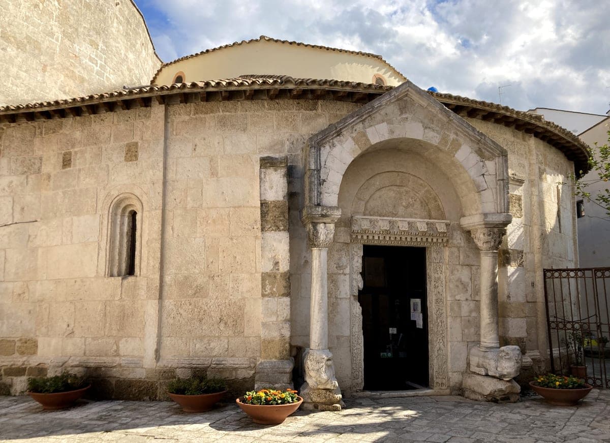 Rotonda San Giovanni al Sepolcro din Brindisi, cu portalul sculptat.