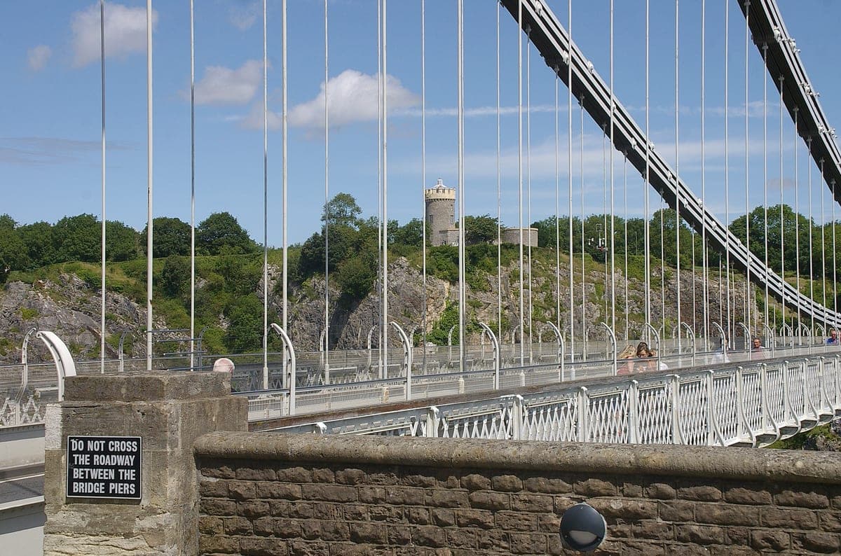 Trotuarul podului suspendat Clifton, cu observatorul pe malul opus.