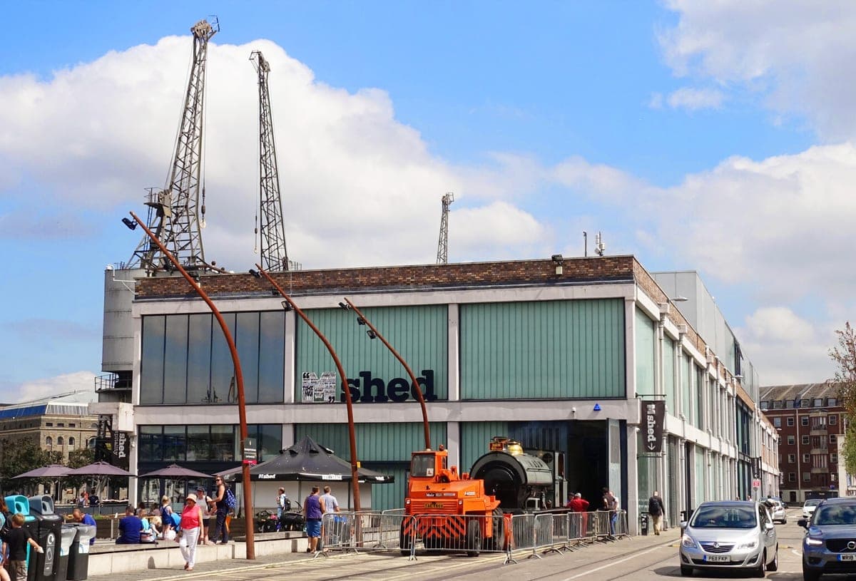 Clădirea M Shed pe cheiul portului din Bristol, cu macaralele portuare.