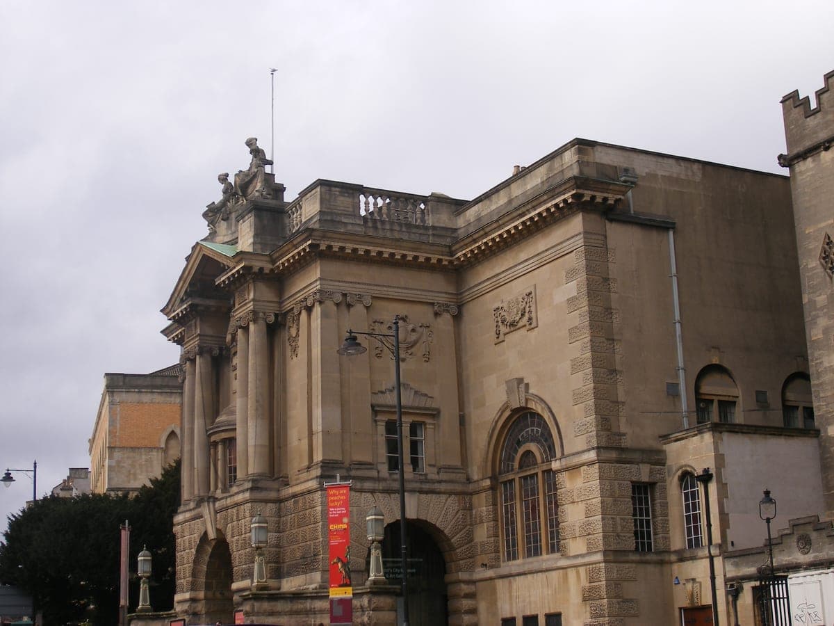 Fațada muzeului și galeriei de artă din Bristol, în capul lui Park Street.