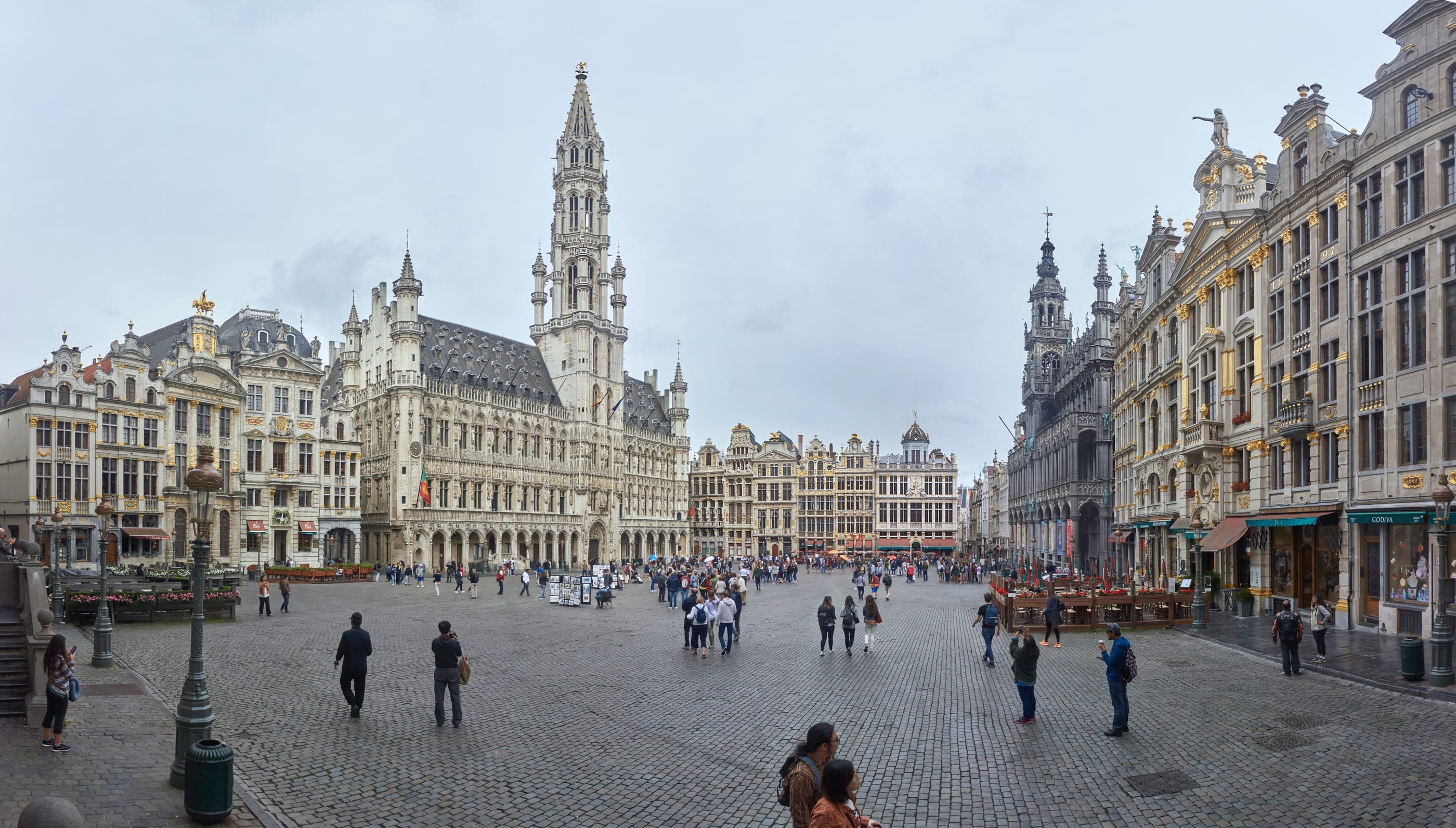 Panorama Grand-Place din Bruxelles, cu primăria şi casele breslelor.