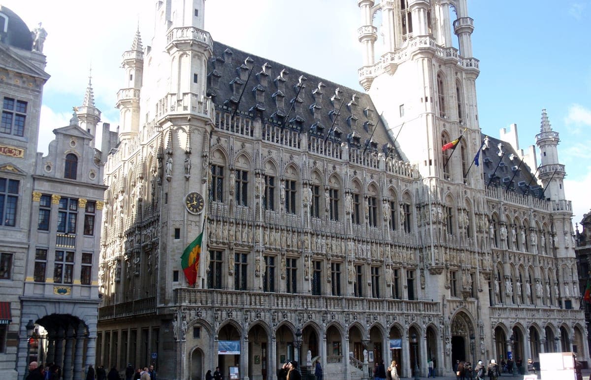 Primăria gotică din Grand-Place, cu turnul ei înalt.