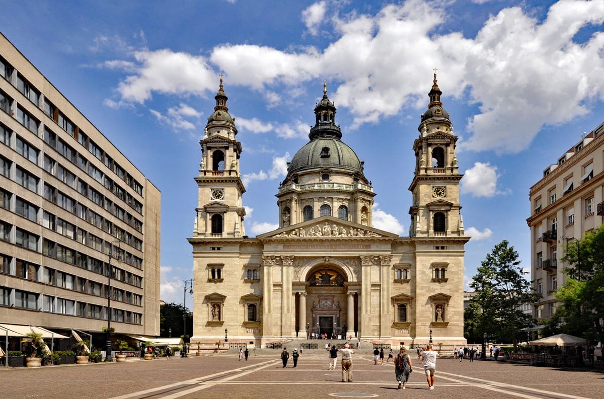 Fațada Bazilicii Sfântul Ștefan, cu cupola și cele două turnuri.